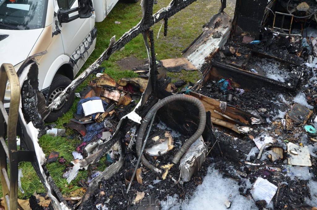 Wohnmobil ausgebrannt Koeln Porz Linder Mauspfad P128.JPG - Miklos Laubert